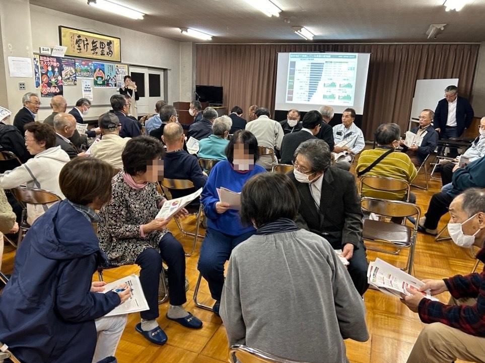 車座になって住民アンケート結果について話し合う地域住民