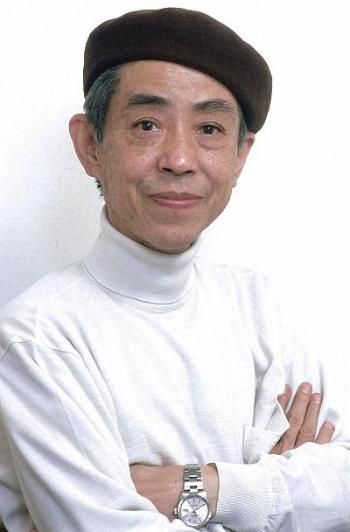 腕を組んでこちらを向く、藤子・F・不二雄先生の肖像写真