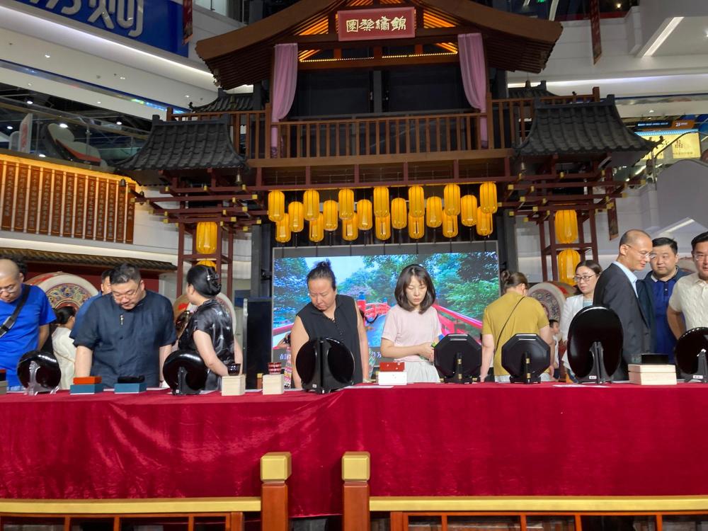 遼西郡文商旅総合体ショッピングセンターで多くの注目を集めました