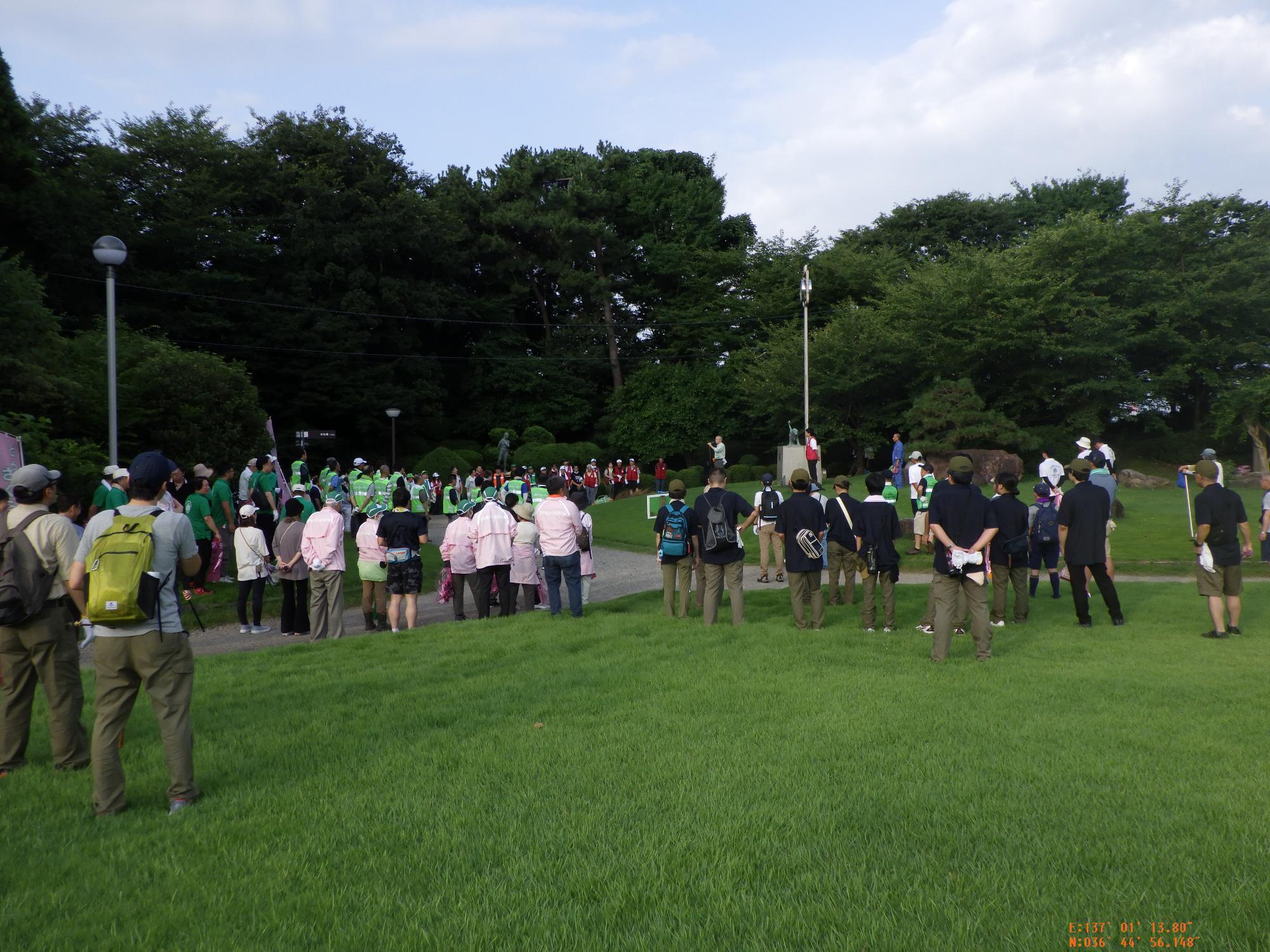 古城公園清掃美化運動に集まる市民の方の写真