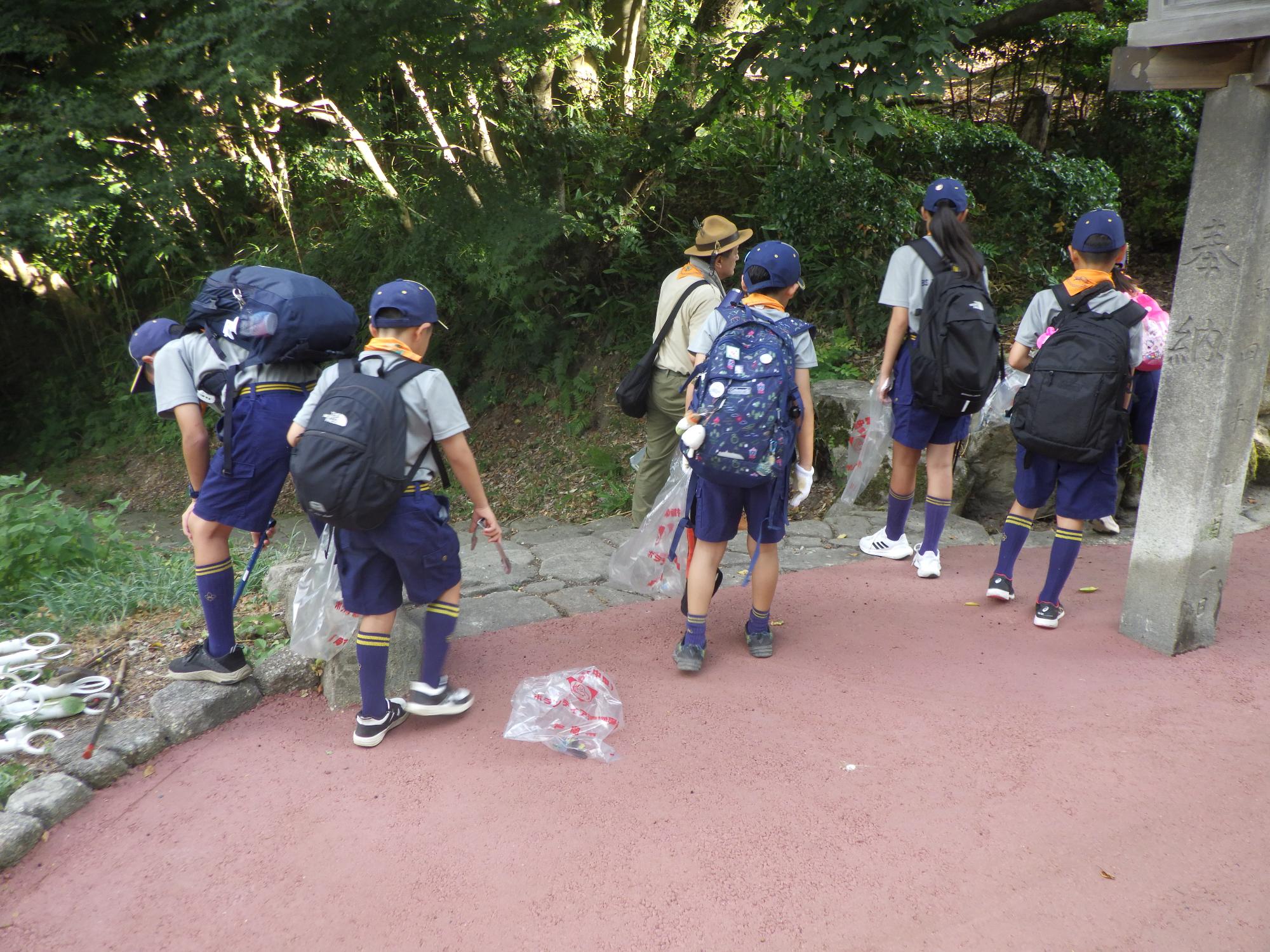 古城公園を清掃する子供の写真