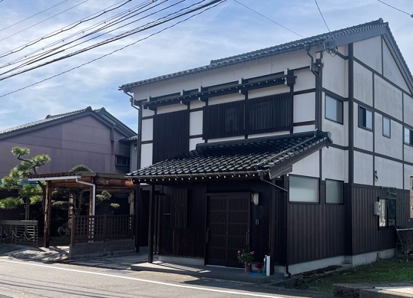 日本瓦の立派な屋根の2階建ての建物の写真