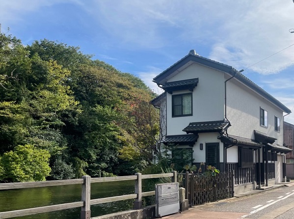 古城公園の堀と漆喰を意識した外壁の和風住宅の写真