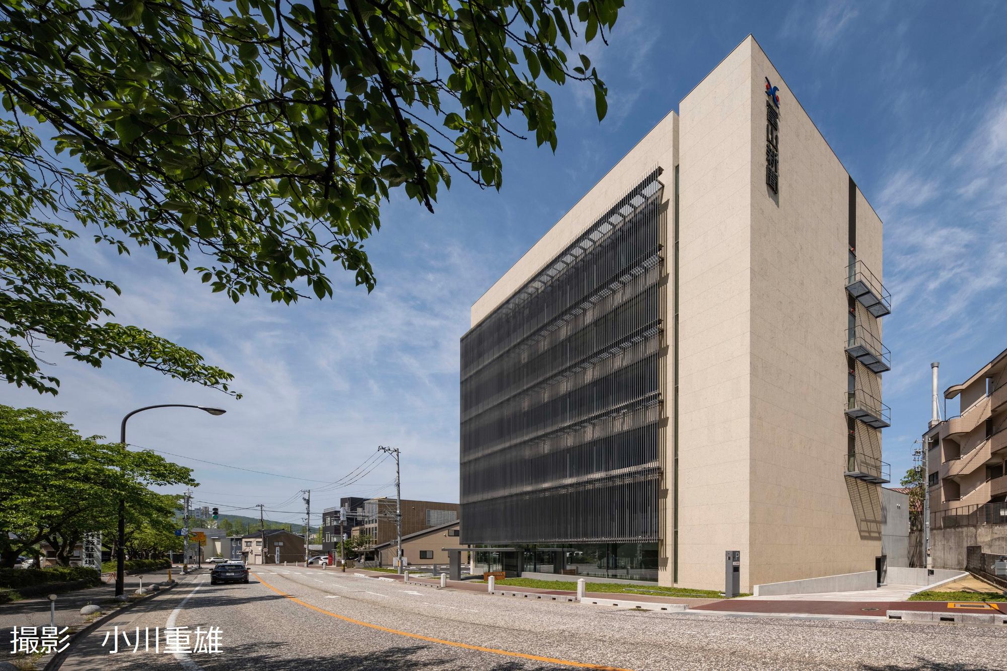 千本格子をイメージしたルーバーが特徴的な建物の写真