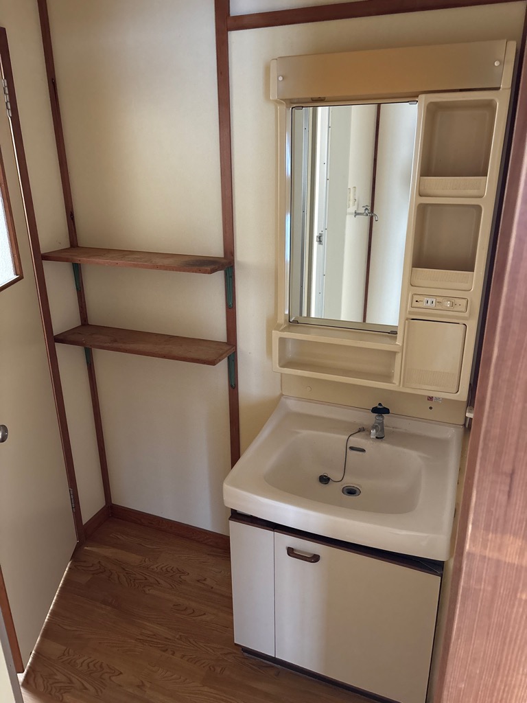 白い洗面台のある脱衣所の写真