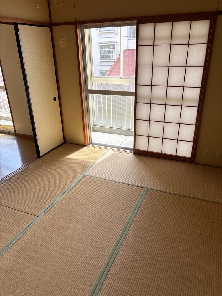 外の景色が見える窓のある和室の写真