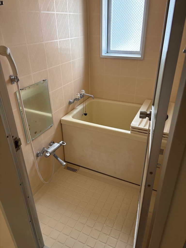 茶色い手すりのついた浴室の写真