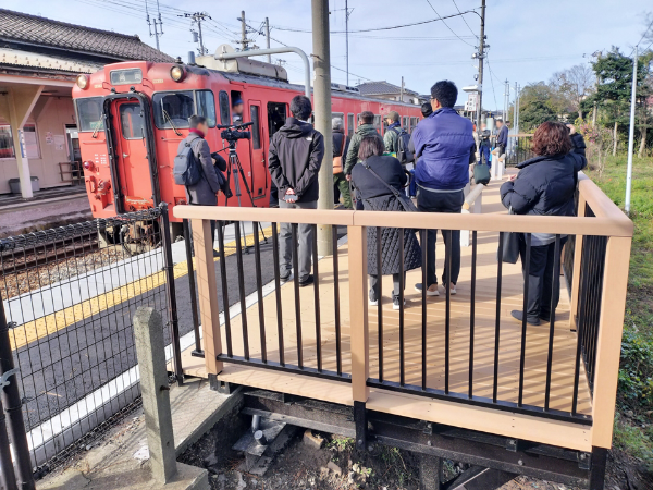 デッキ画像（上り車両あり）