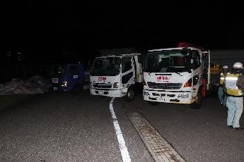 応援復旧車が並んでいる画像