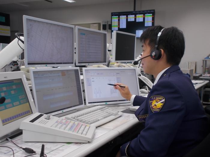 デスクでペン片手に複数の画面と向かい合う上野洸平消防士長(先輩消防士上野洸平からのメッセージへのリンク)