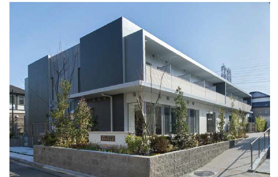 白を基調とした2階建ての建物の写真