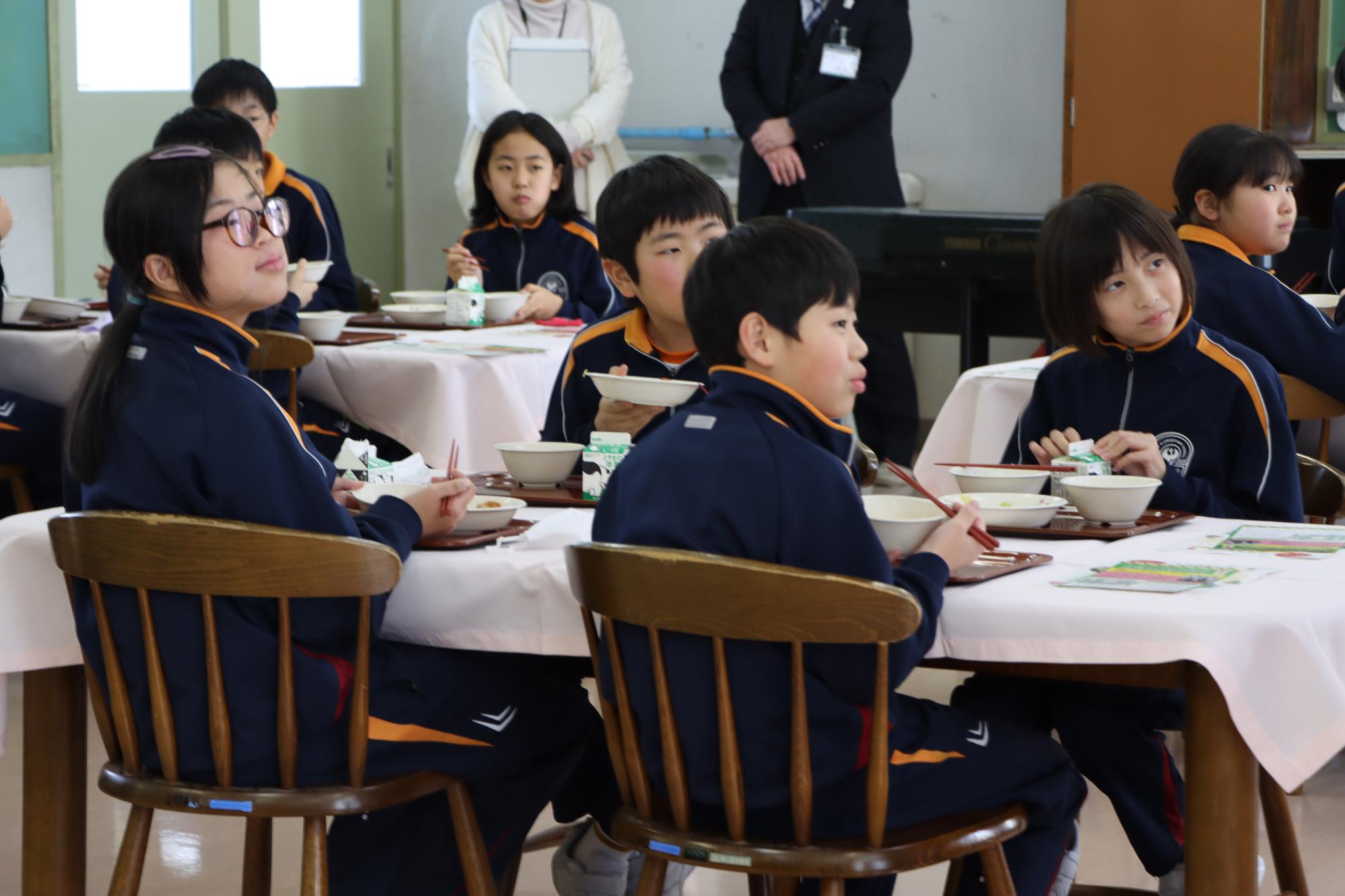 日本遺産給食を食べる子供たちの写真