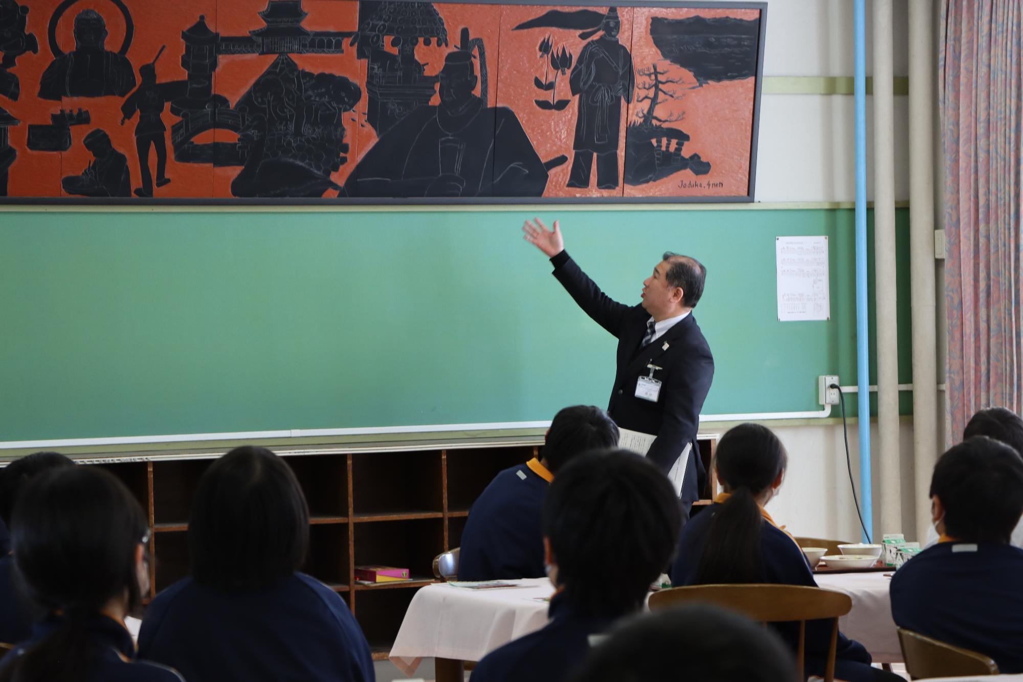 日本遺産給食の説明をする市の職員