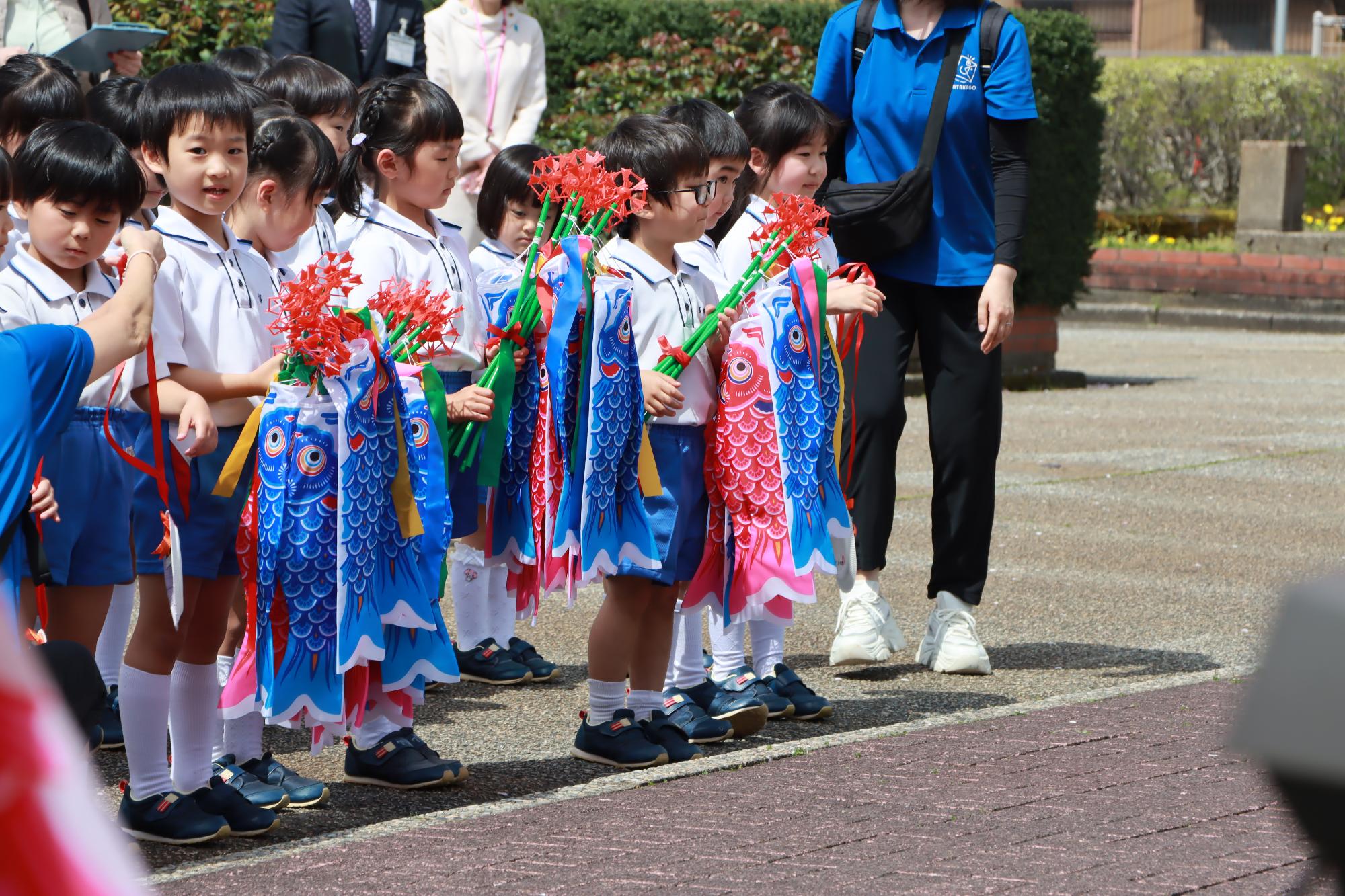 ミニこいのぼりを受け取った子供たちの写真