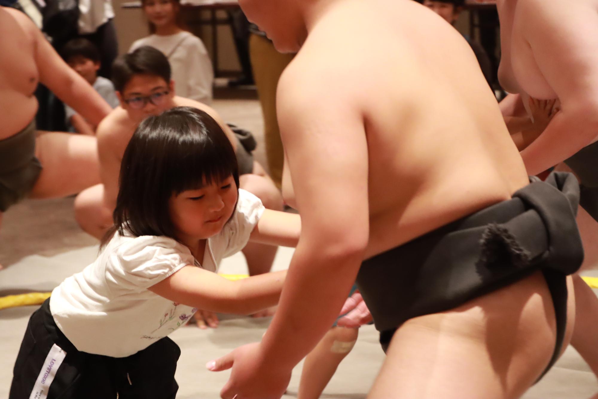 相撲を教わる子供の写真