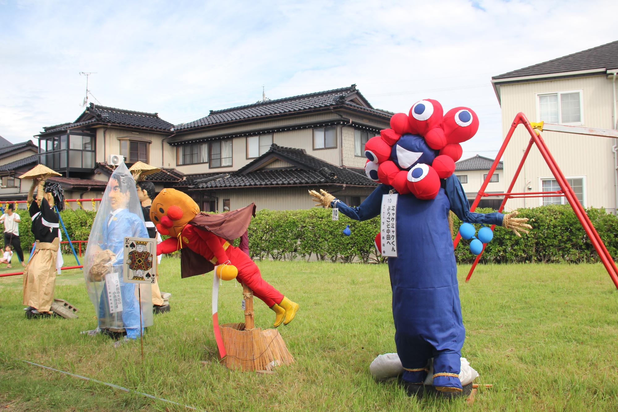 ユーモアあふれるかかしたち