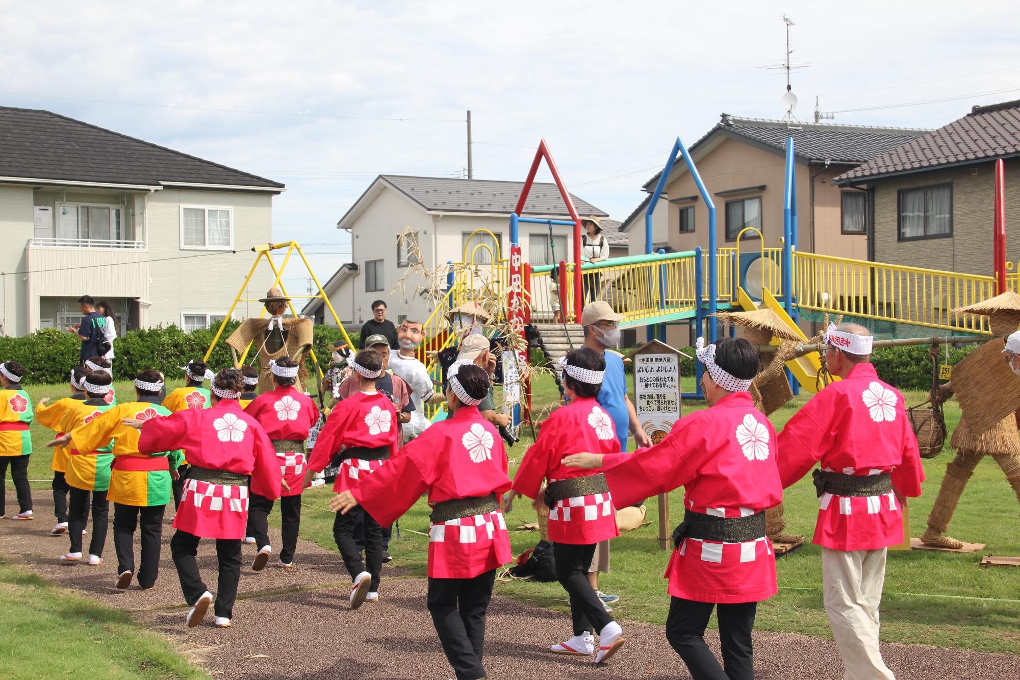 中田かかし祭音頭踊りの様子