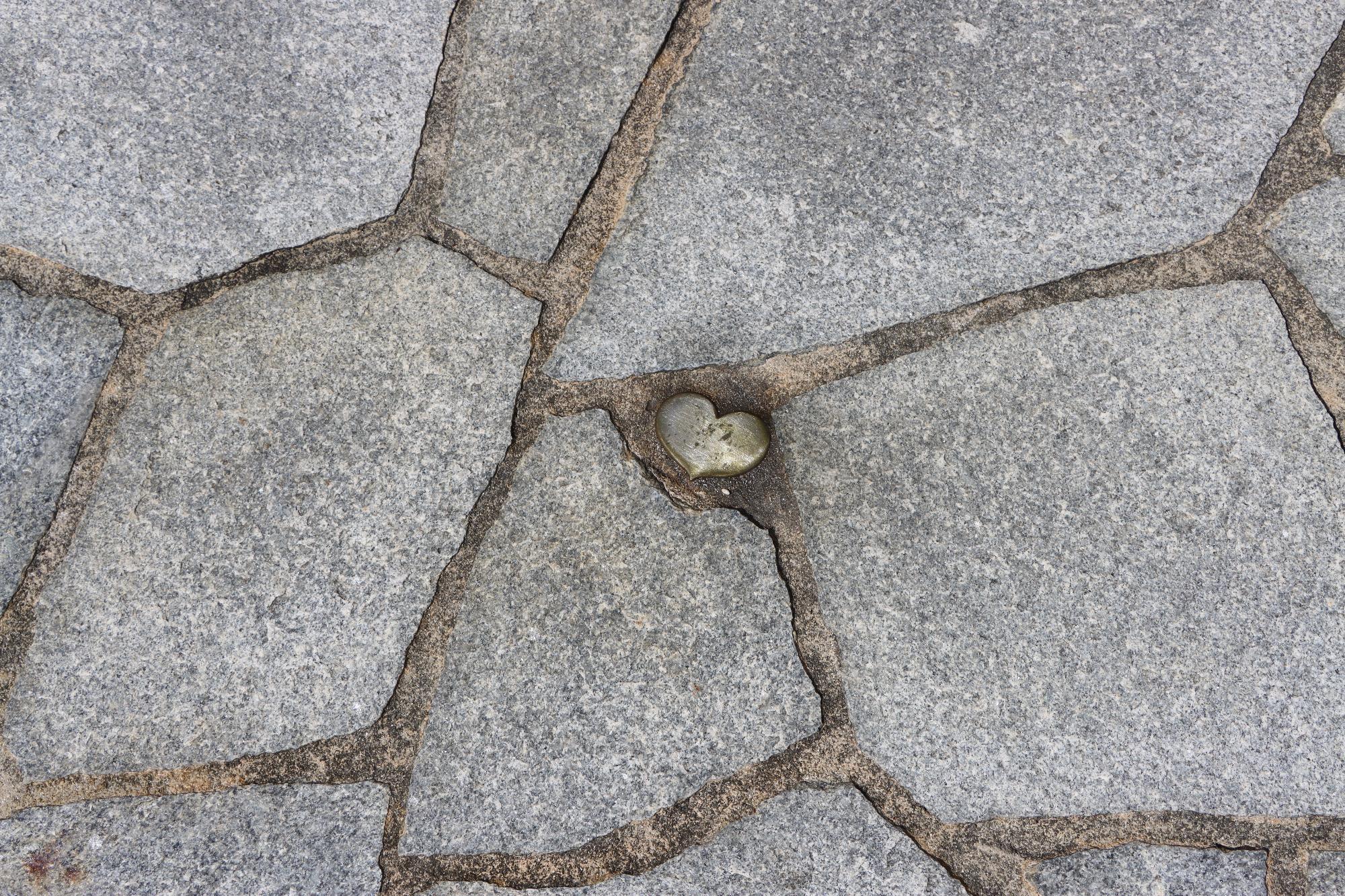 石畳通りに埋め込まれたハート形の鋳物
