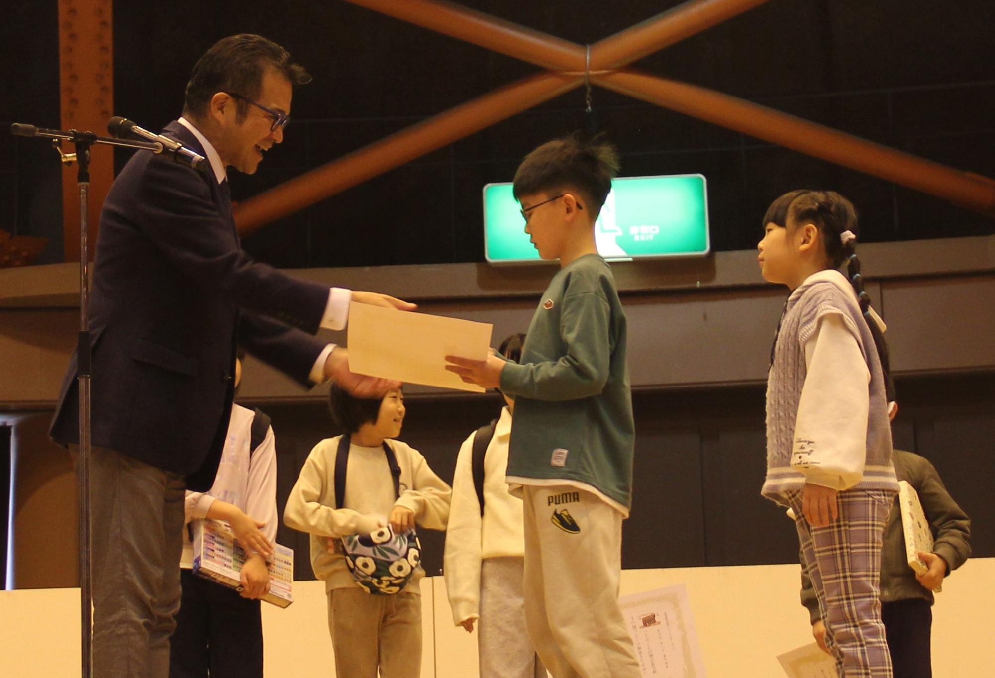 TK1グランプリで優勝した子どもが賞状を受け取る写真