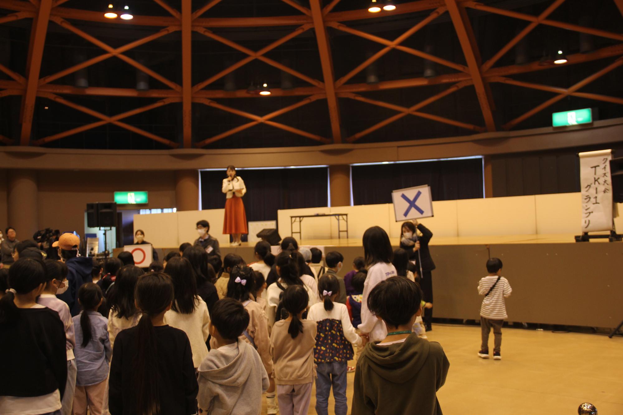 クイズに答えようとする子供たちの様子