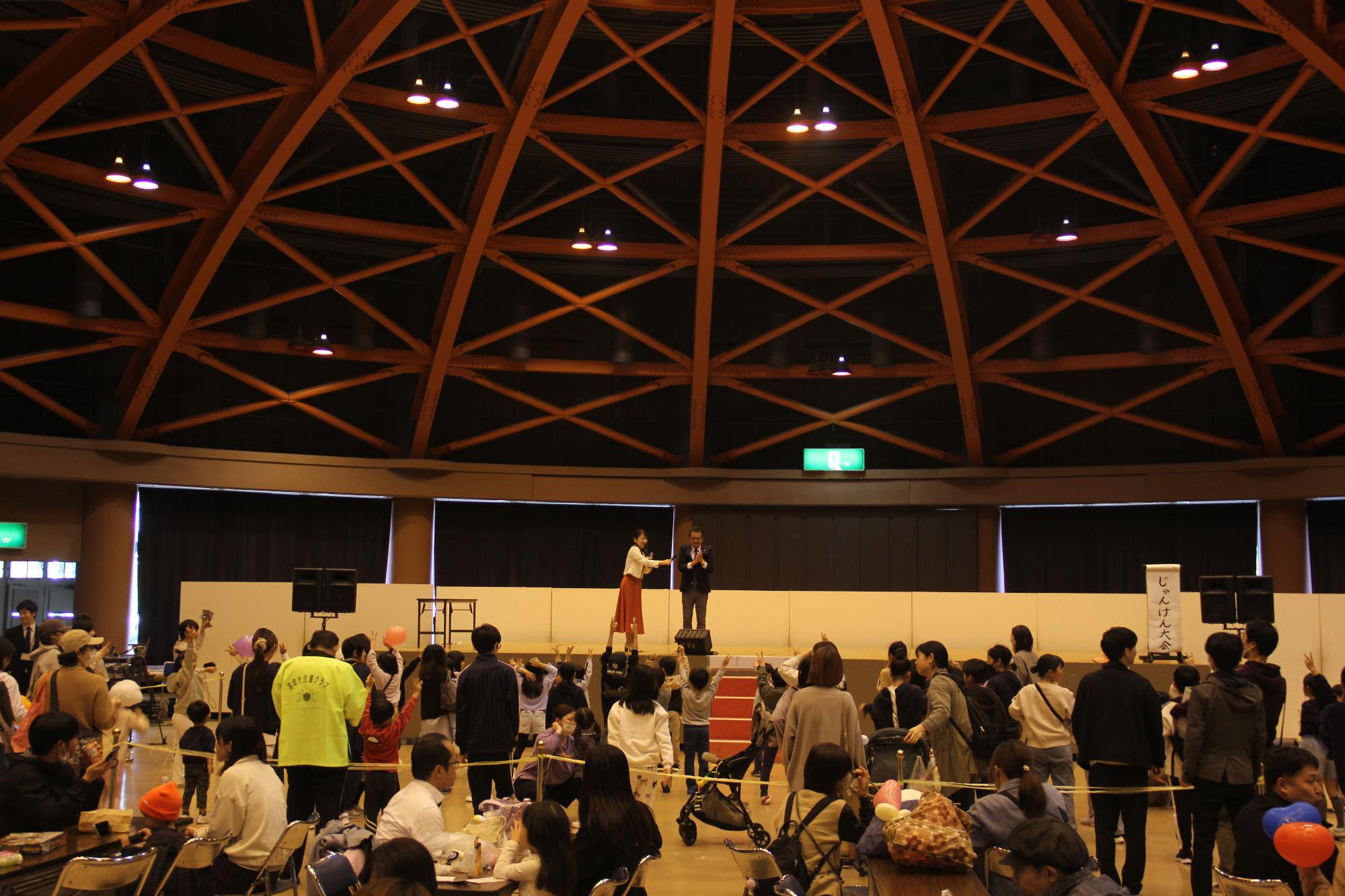 じゃんけん大会で高岡市長に挑む子供たちの様子