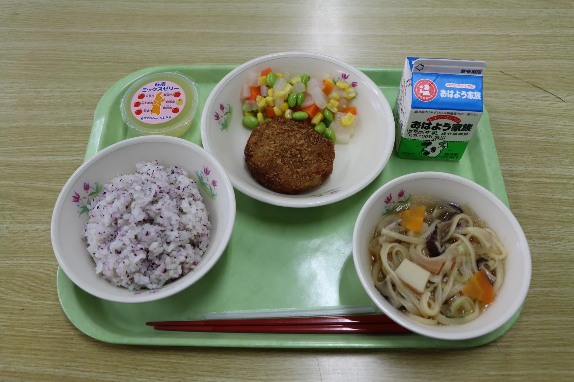 ゴーセイな日で出た給食。メンチカツやりんご、ご飯、汁物など