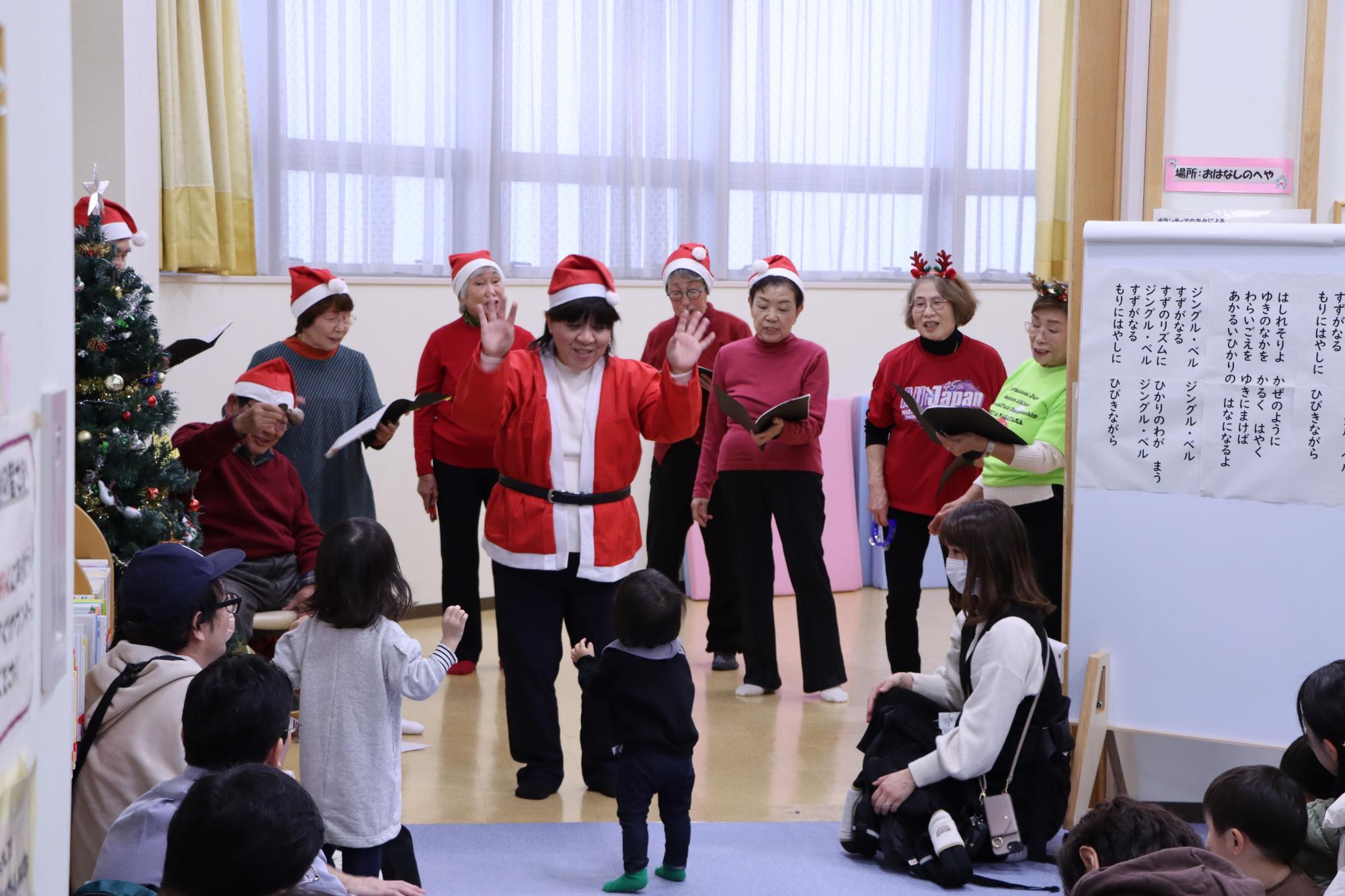 クリスマスソング「ジングルベル」を楽しむ子供たち