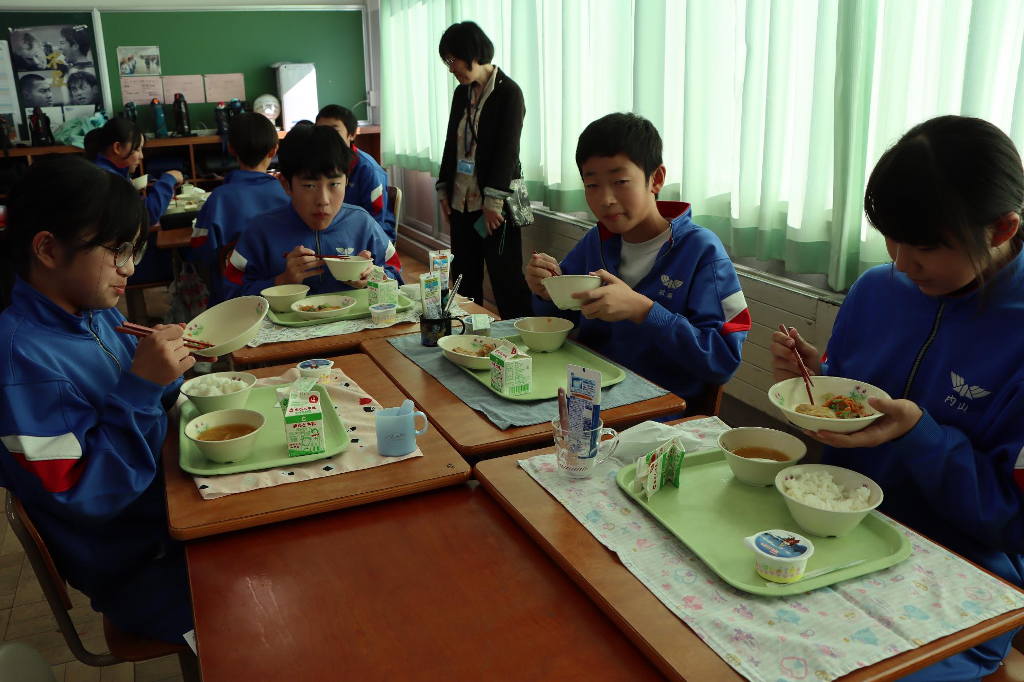 給食を食べる児童たち