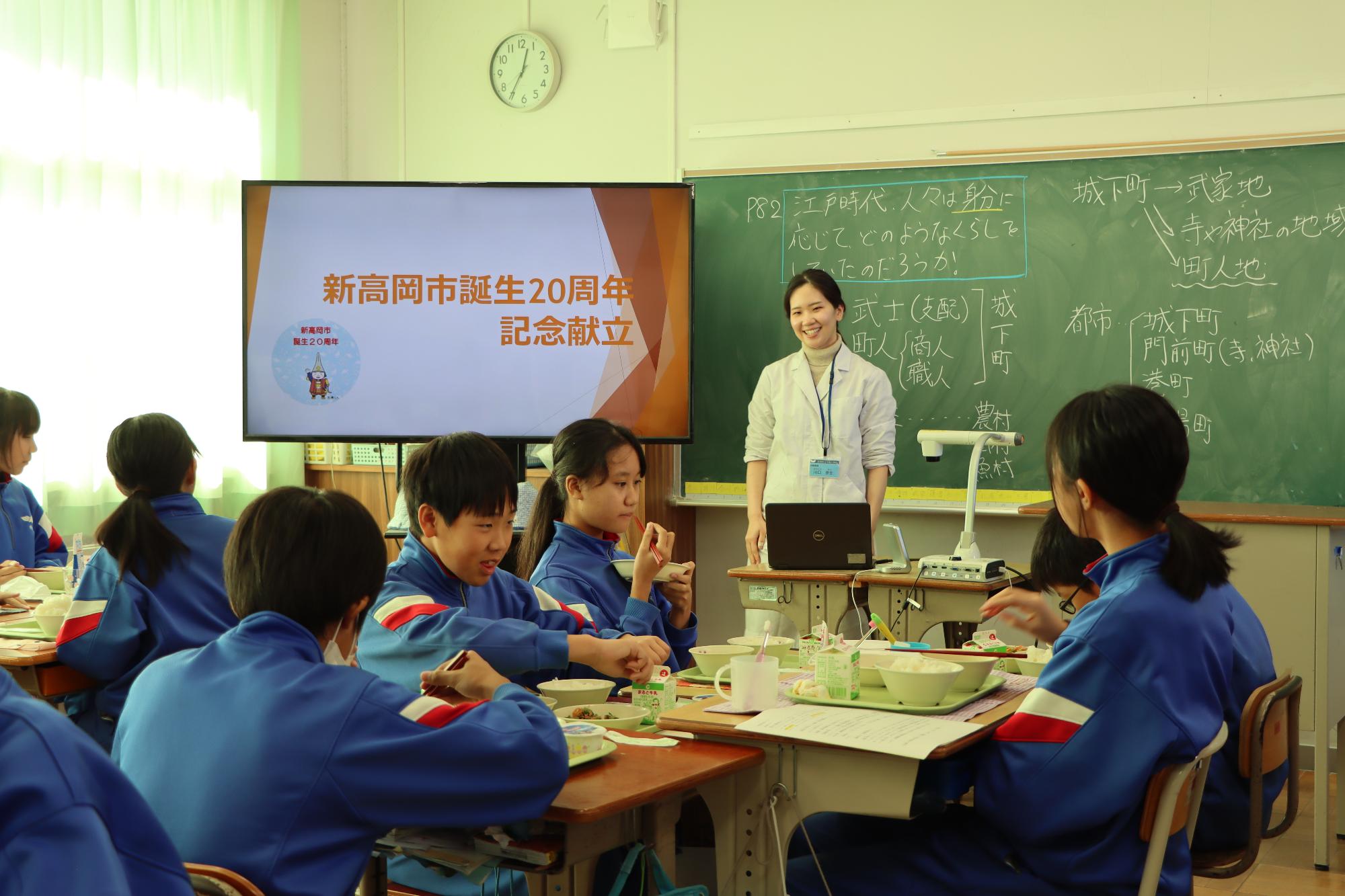 給食の説明を聞く児童たち