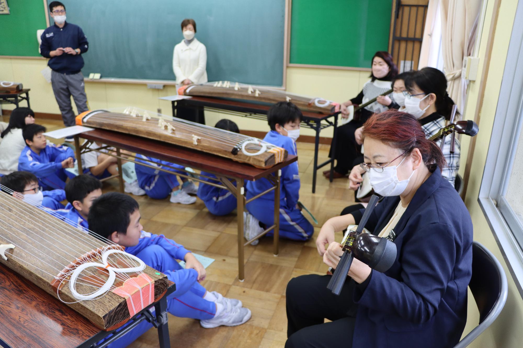 小唄三味線の実演をしている講師の様子