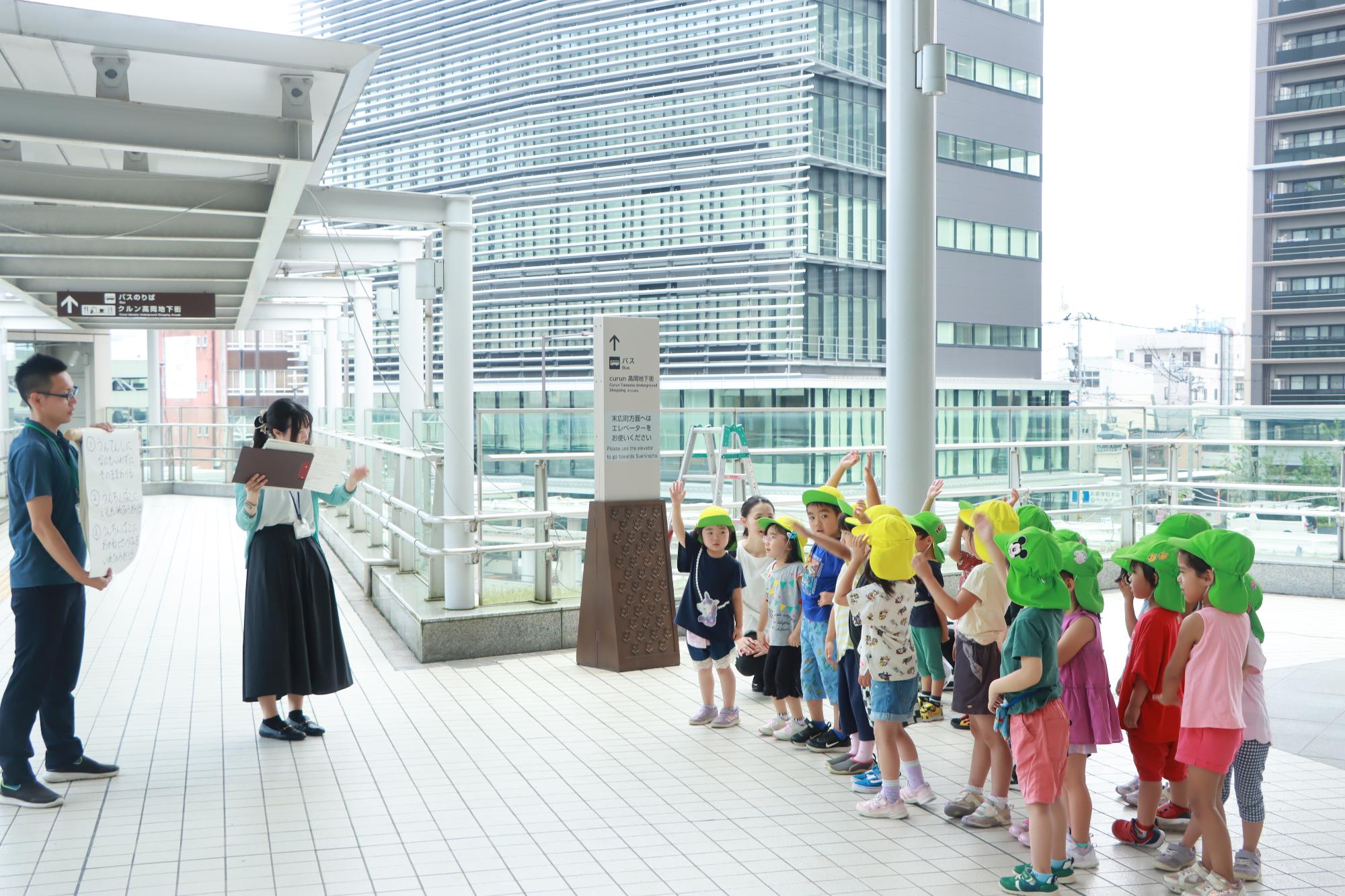 クイズに答える園児たち