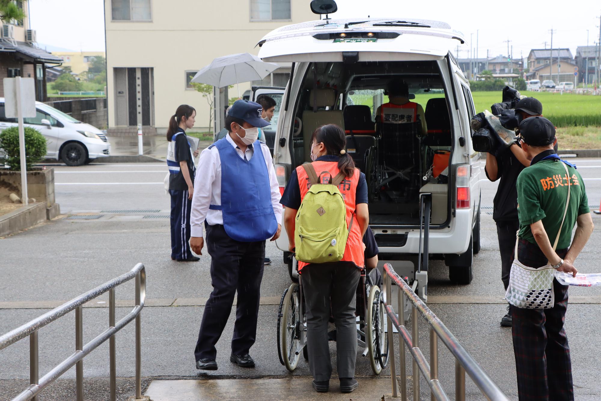 車いすの方の介助訓練の様子
