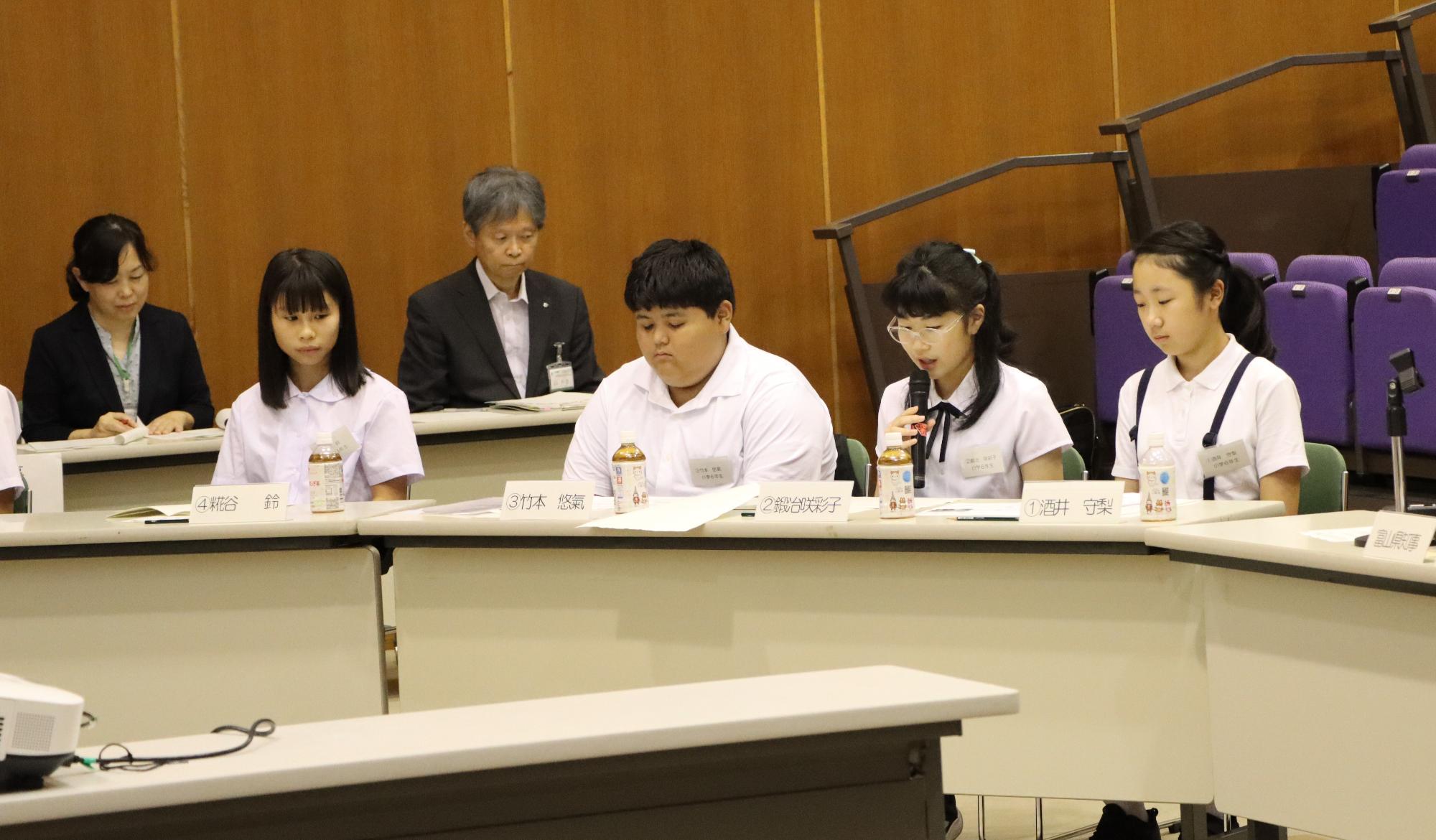県知事や市長の前で意見表明を行うこども達