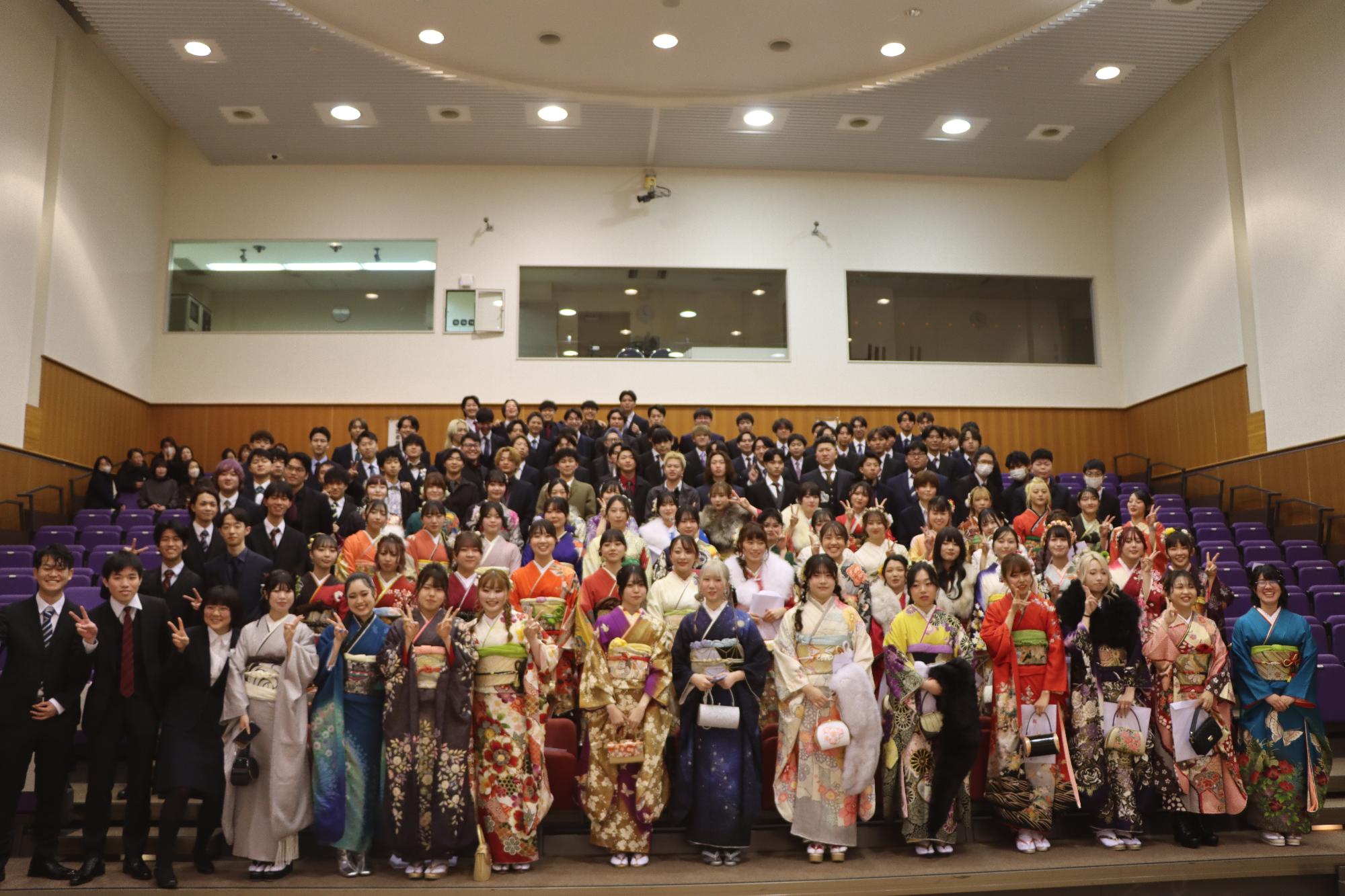 二十歳の集い参加者の集合写真