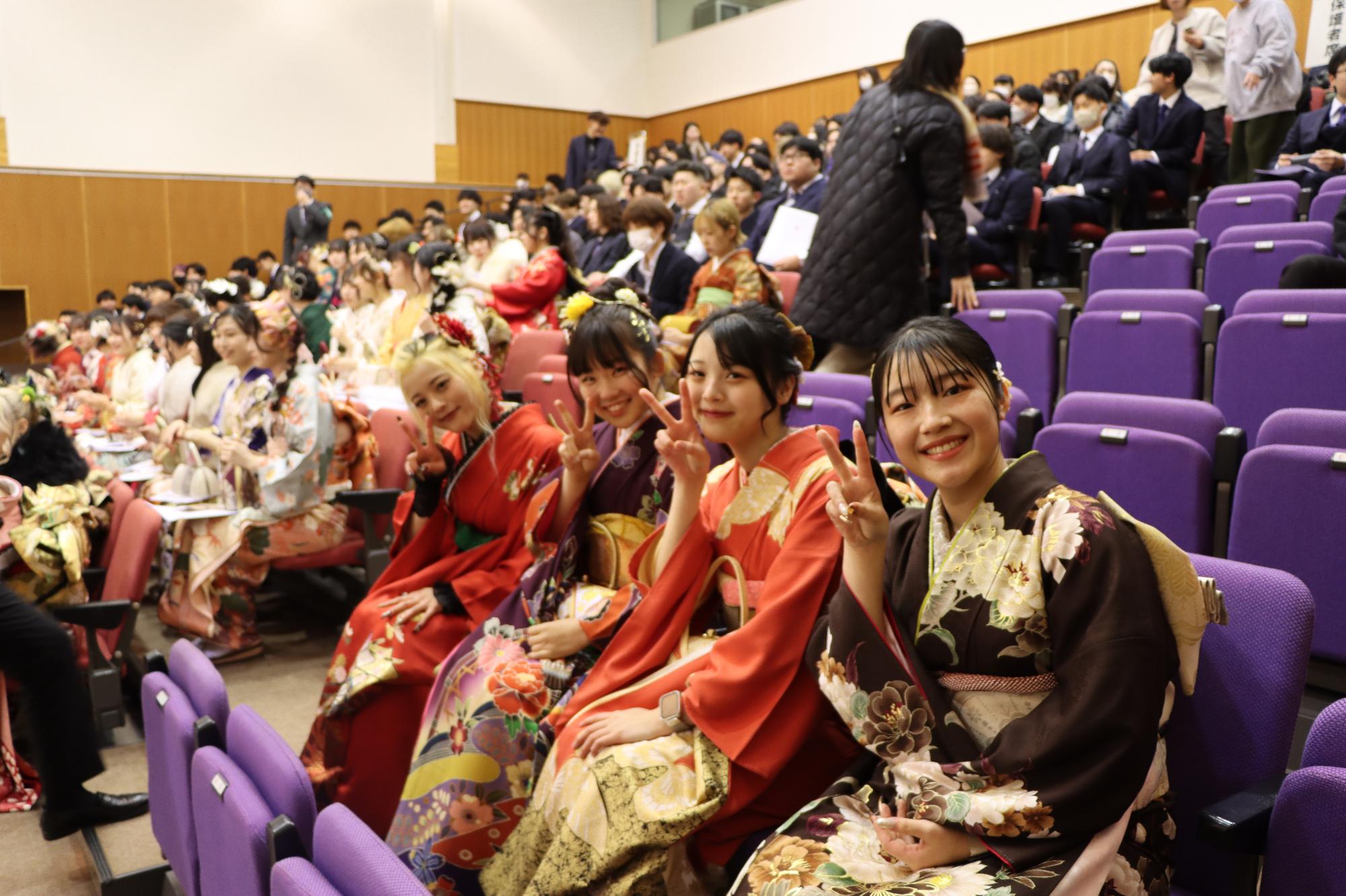 華やかな振り袖姿の出席者の写真