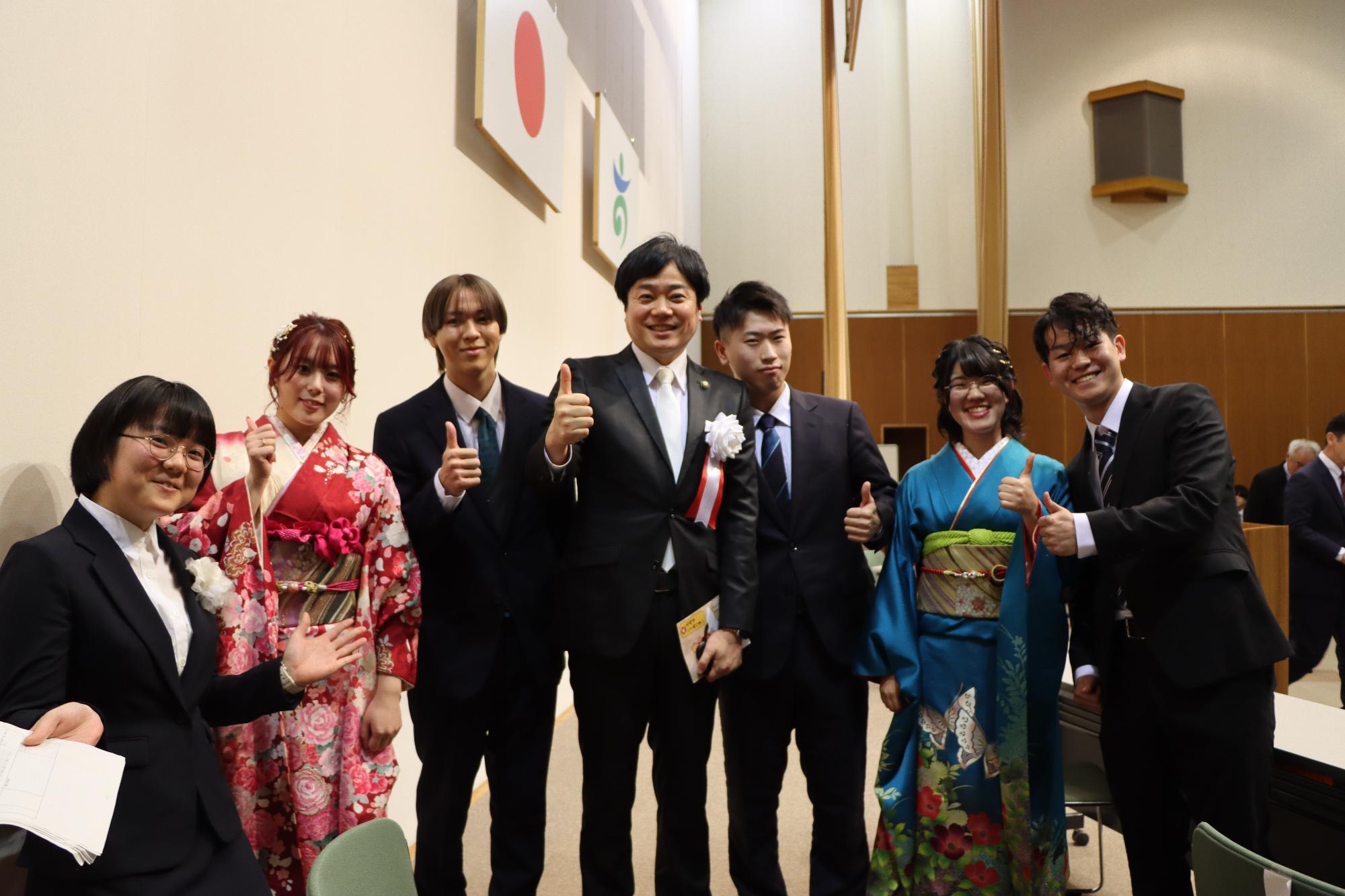 二十歳の集い代表者と市長との記念写真