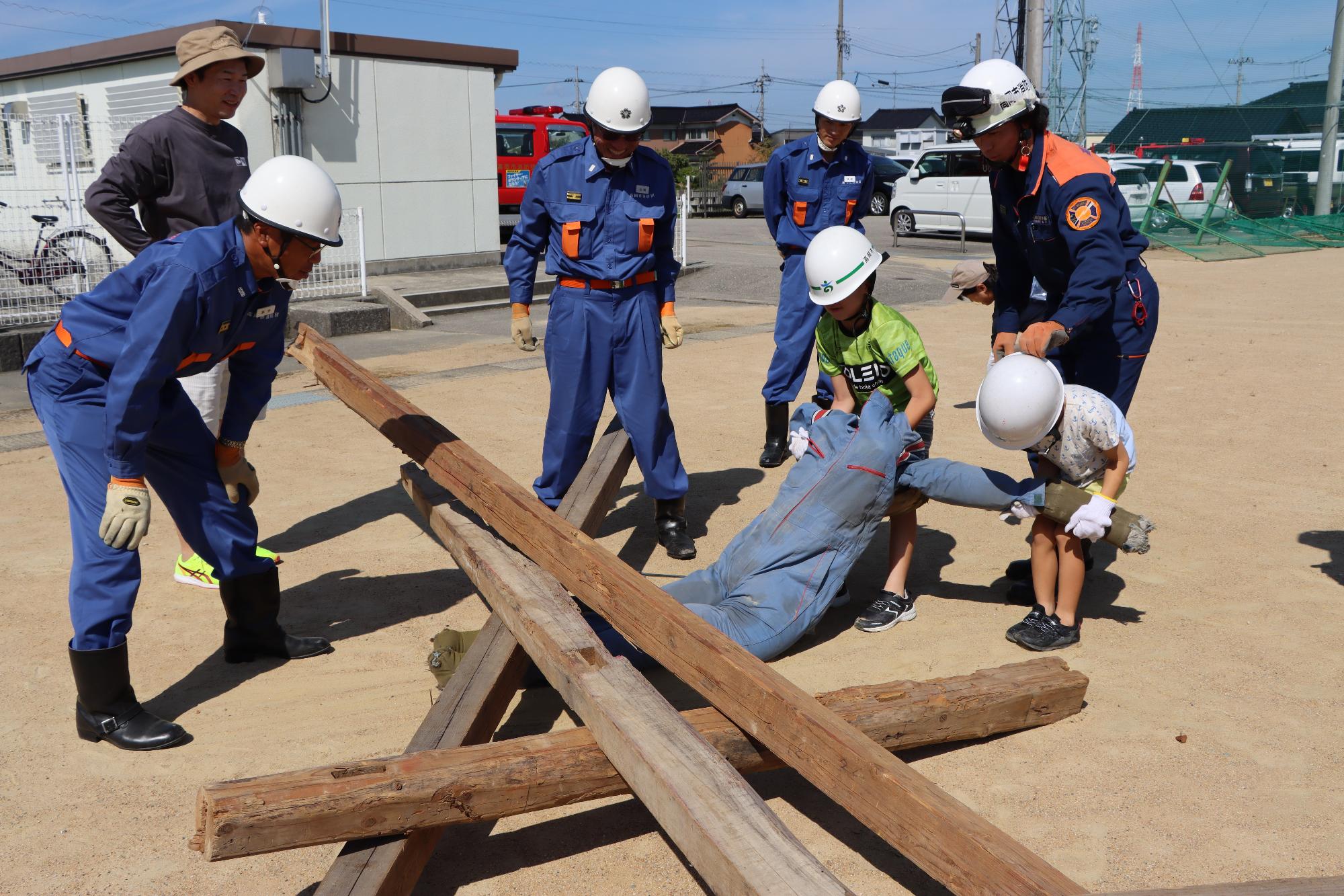 倒壊家屋救出訓練の様子