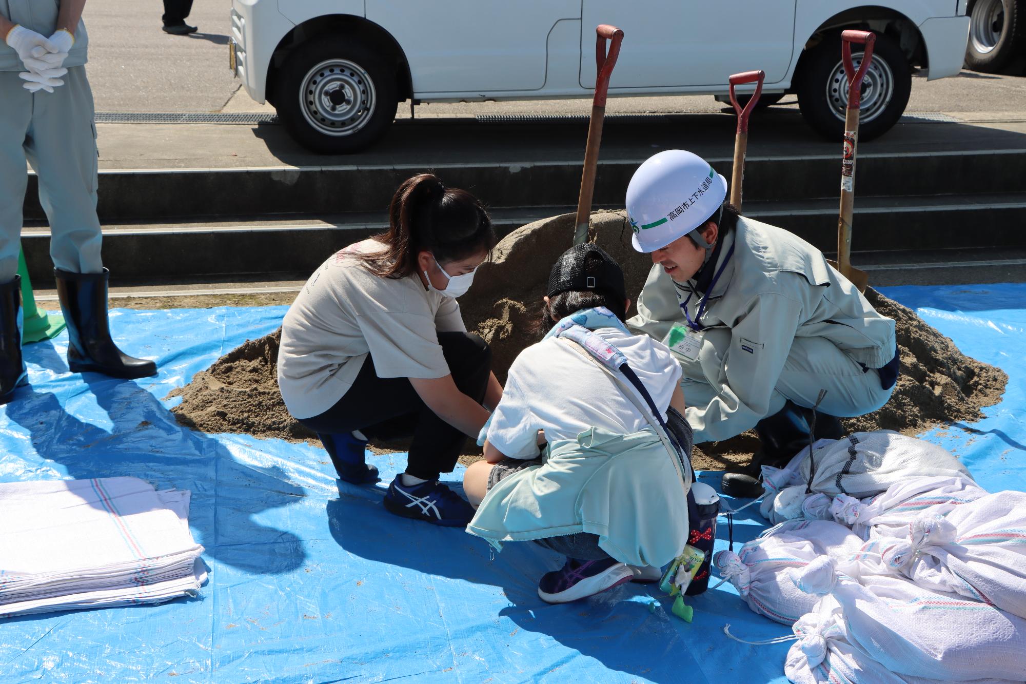 土のう作成訓練の様子