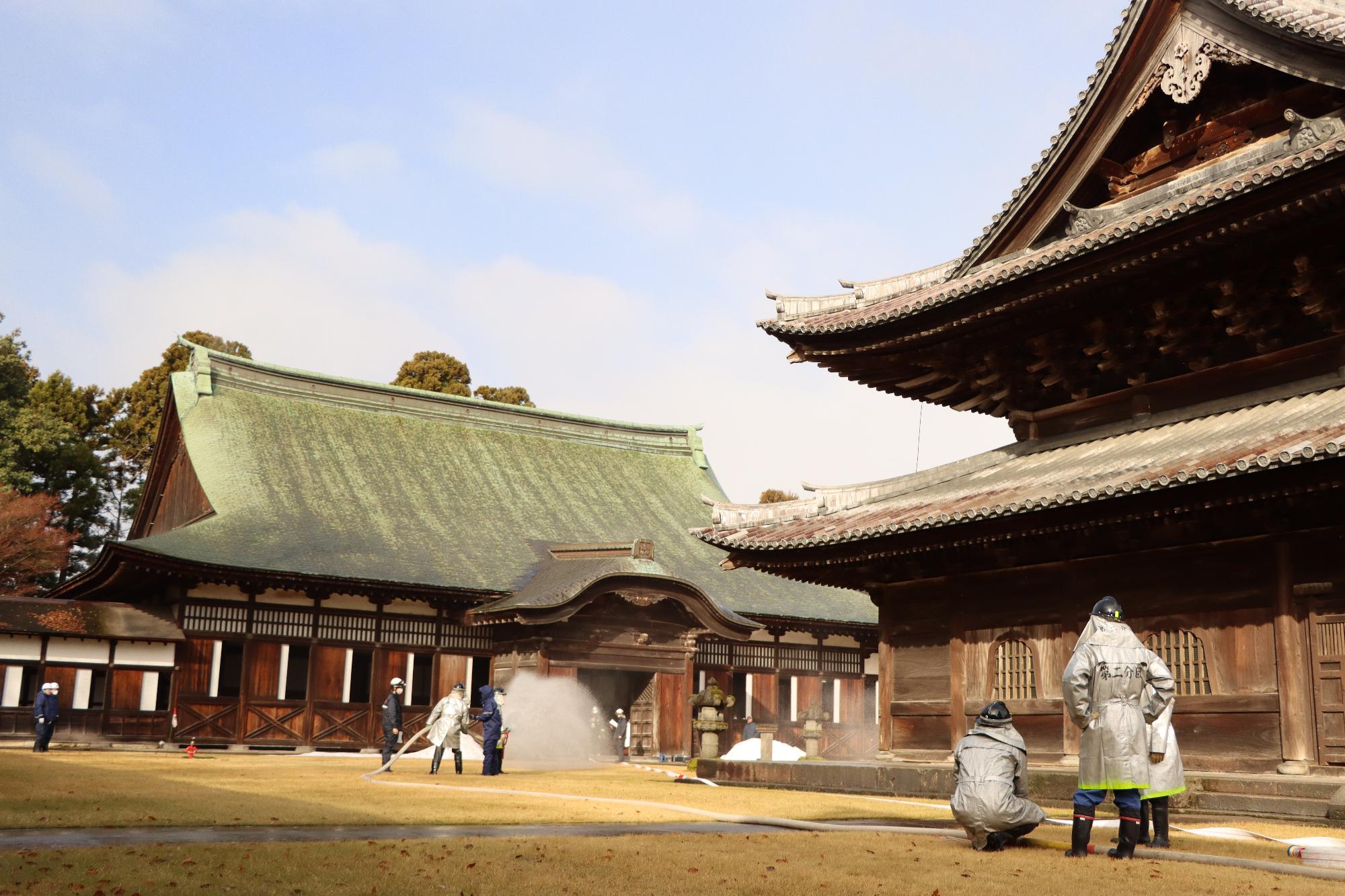 瑞龍寺へ放水する様子