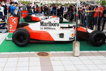 マルボロのロゴが入ったマクラーレンのF1車両の写真