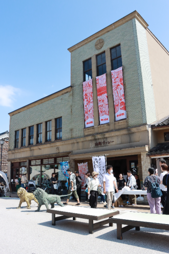 山町筋のレトロな建物の前に、様々な工芸品が並べられている様子の写真