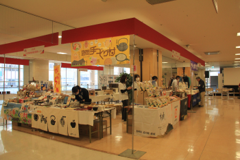 様々な工芸品が販売されている売店の写真