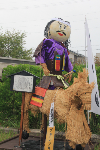 馬に乗った武士をかたどった案山子の写真