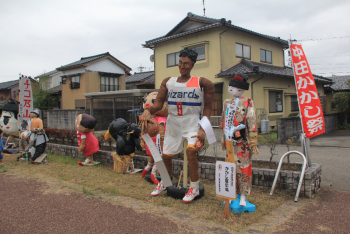 八村塁選手などを表現したかかしが、住宅の前に並べられている様子の写真