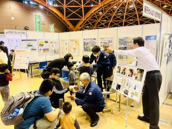多くの人が集まった「親子わんぱく自然教室」のブースの写真