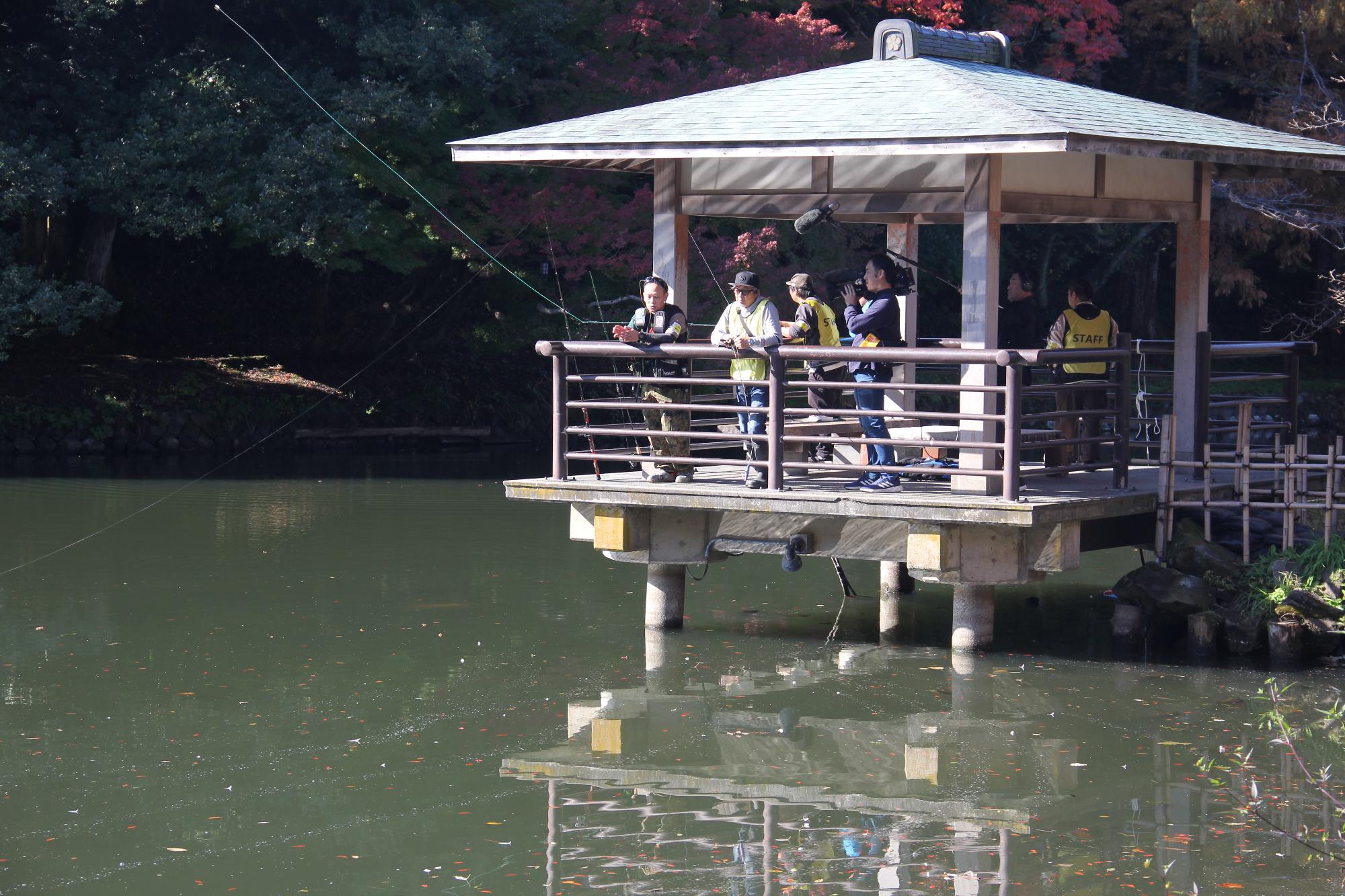 古城公園の湖でアリゲーターがーを狙う釣り人の様子