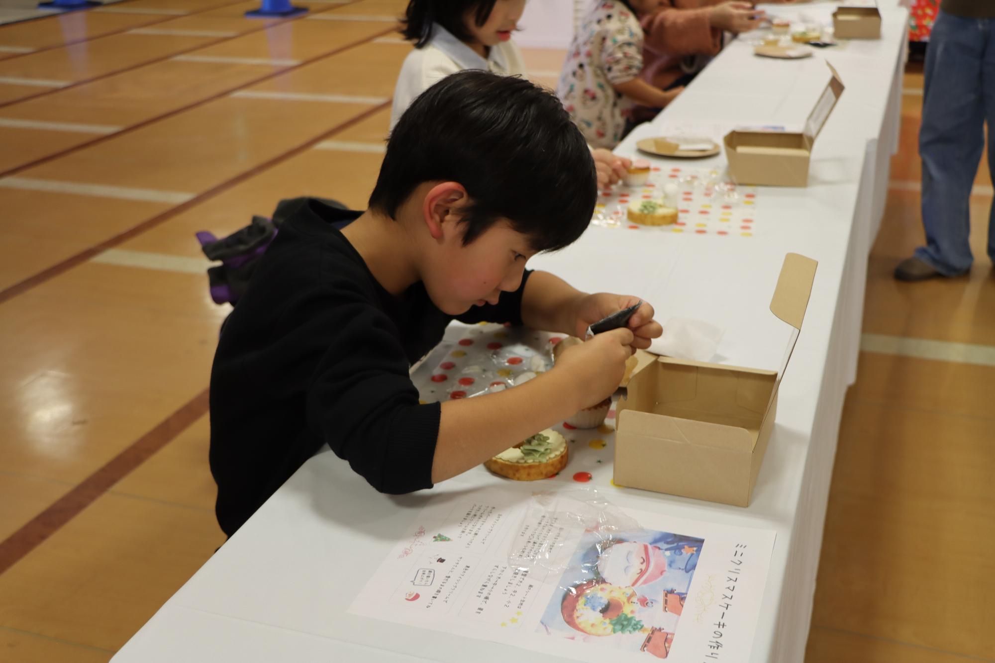 ミニクリスマスケーキ作りの様子