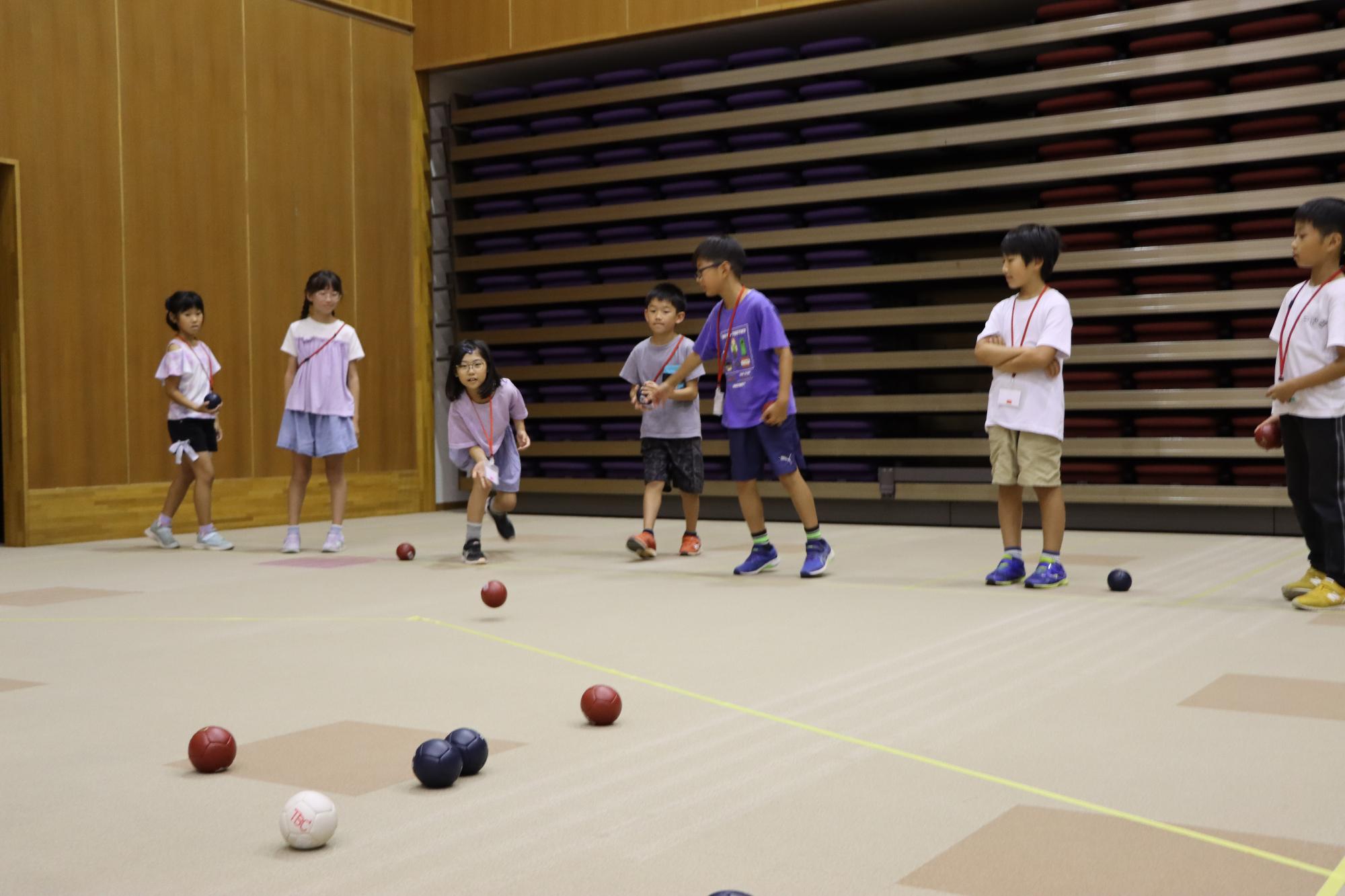 ボッチャの試合をする子供たちの写真