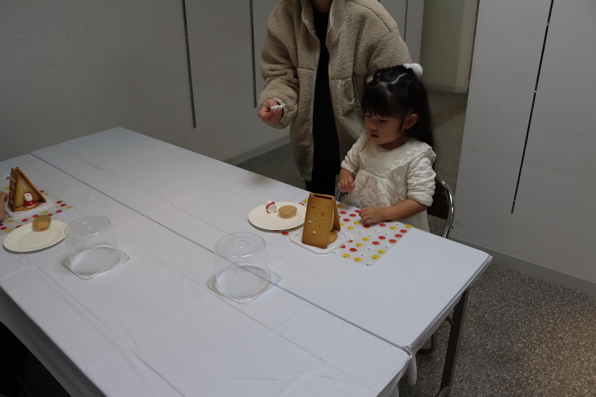 お菓子の家を作るこどもの様子