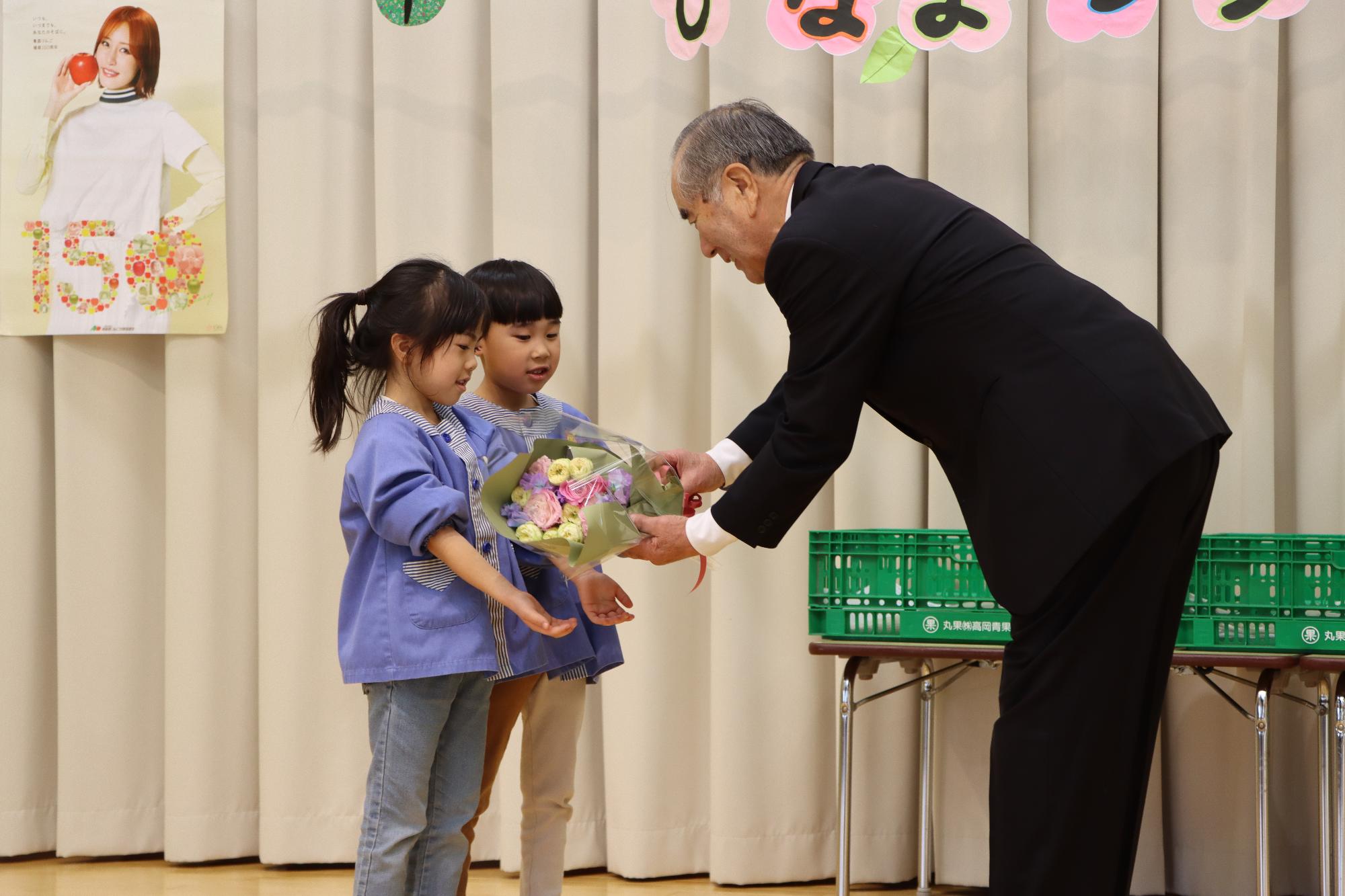 青森りんご贈呈の様子